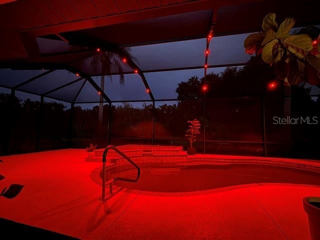 Activo con contrato: $695,000 (3 camas, 2 baños, 2427 Pies cuadrados)
