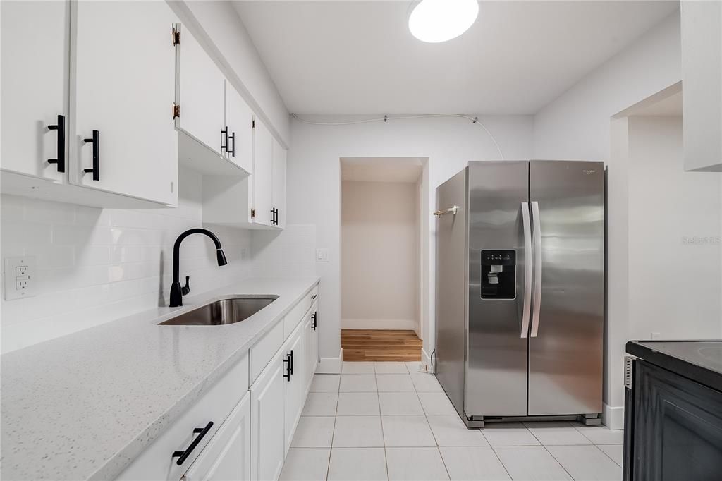 На продажу: $319,000 (4 спален, 1 ванн, 1200 Квадратных фут)