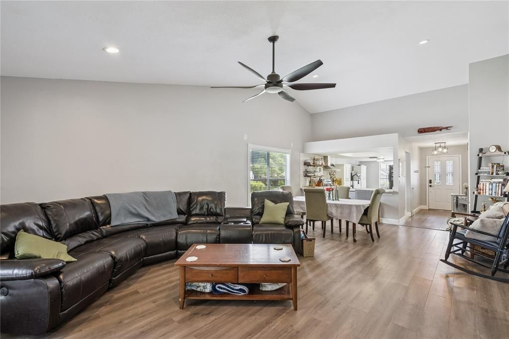 For Sale: $409,000 (3 beds, 2 baths, 1396 Square Feet)