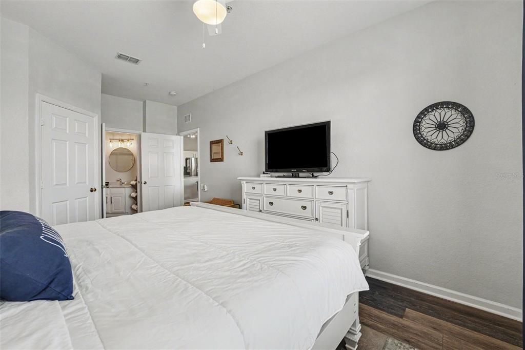 Active With Contract: $384,900 (3 beds, 2 baths, 1247 Square Feet)