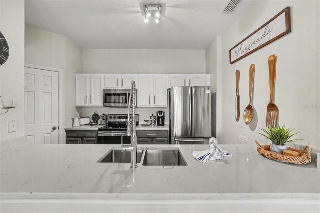 Active With Contract: $384,900 (3 beds, 2 baths, 1247 Square Feet)