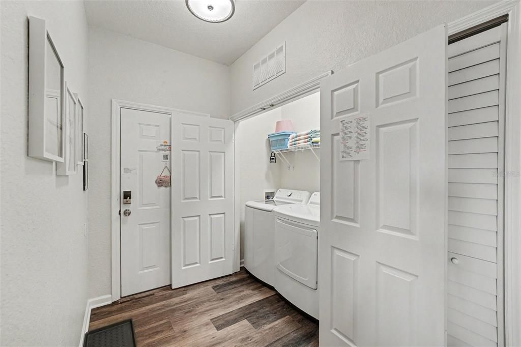 Active With Contract: $384,900 (3 beds, 2 baths, 1247 Square Feet)