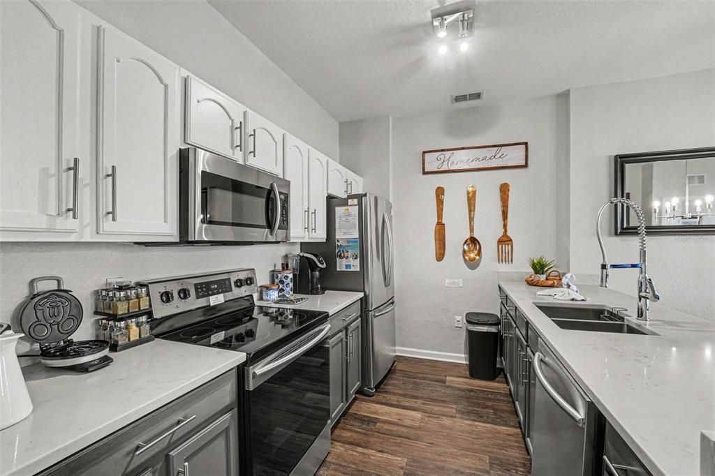 Active With Contract: $384,900 (3 beds, 2 baths, 1247 Square Feet)