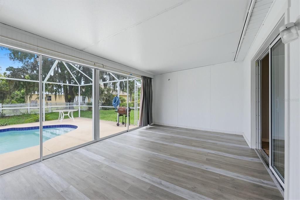 Active With Contract: $245,000 (2 beds, 2 baths, 936 Square Feet)