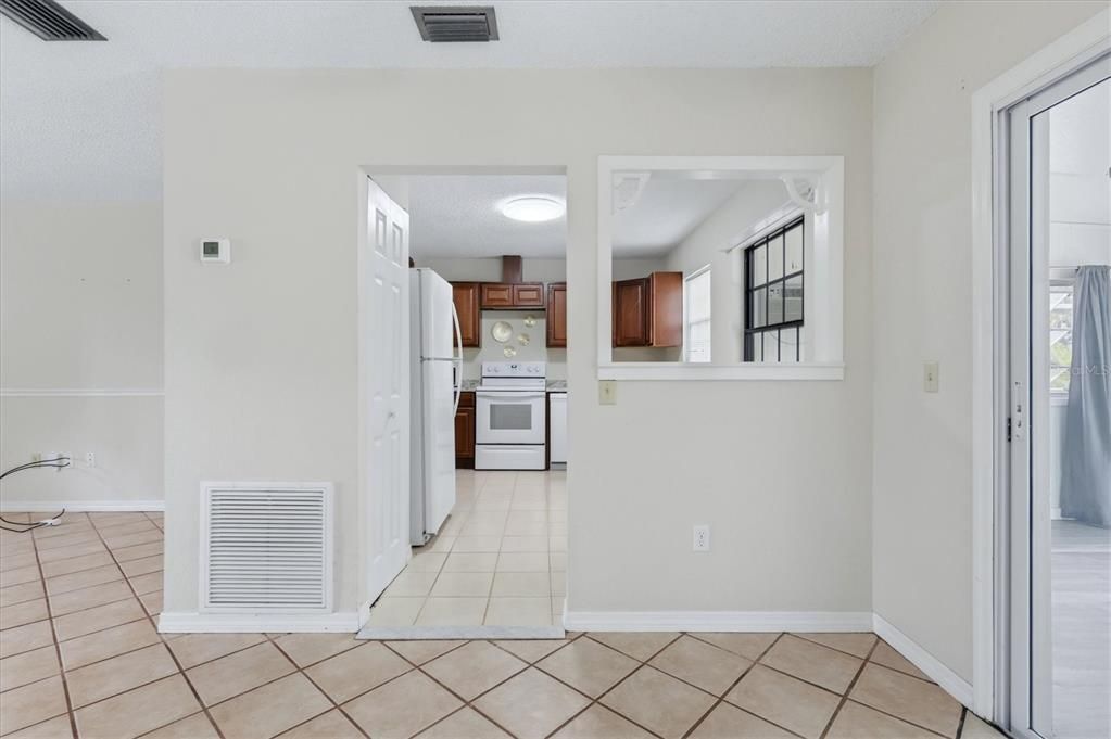 Active With Contract: $245,000 (2 beds, 2 baths, 936 Square Feet)