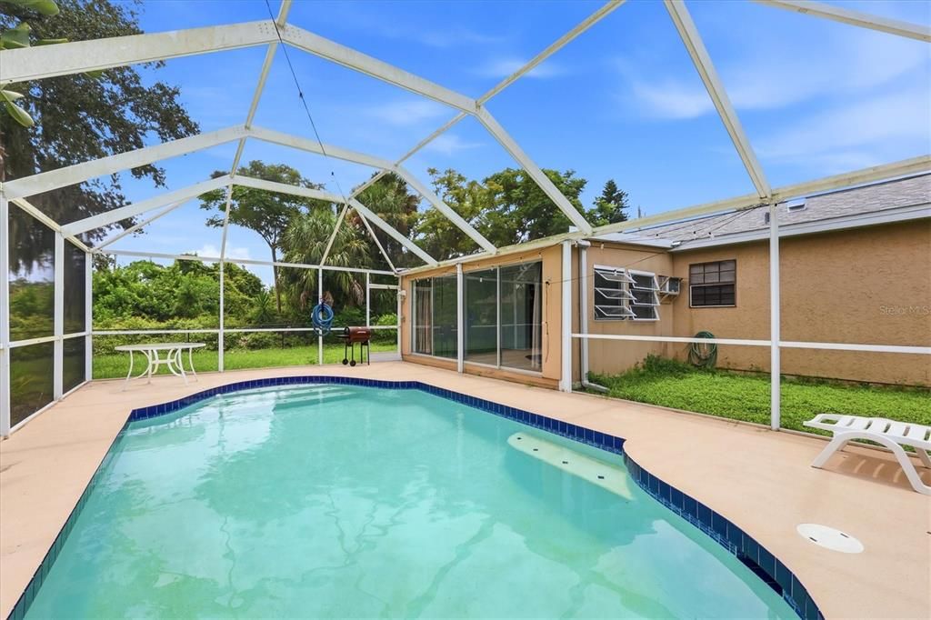 Active With Contract: $245,000 (2 beds, 2 baths, 936 Square Feet)