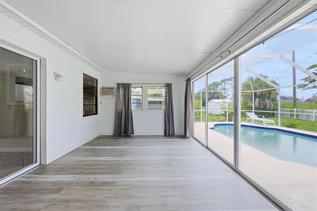 Active With Contract: $245,000 (2 beds, 2 baths, 936 Square Feet)