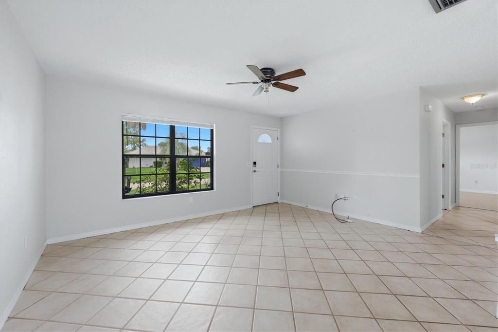 Active With Contract: $245,000 (2 beds, 2 baths, 936 Square Feet)