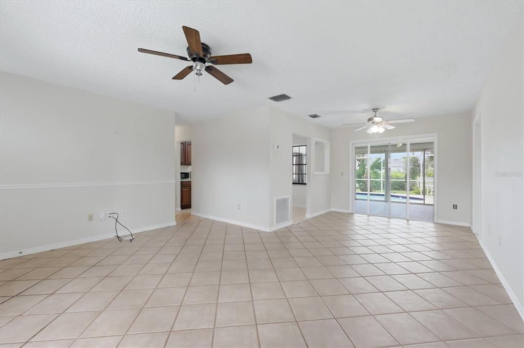 Active With Contract: $245,000 (2 beds, 2 baths, 936 Square Feet)