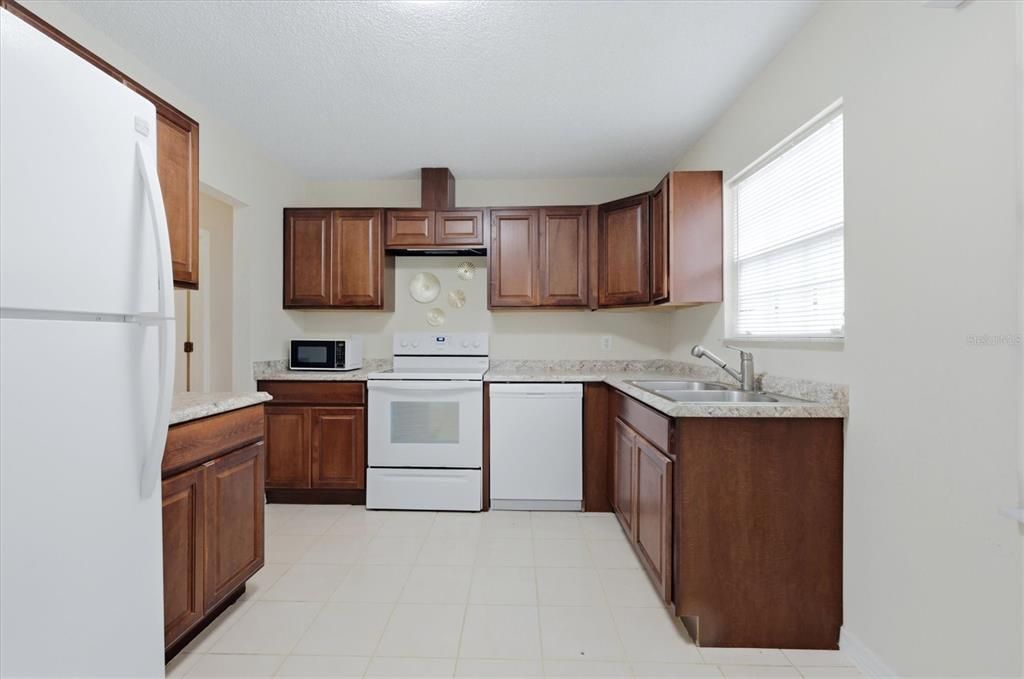 Active With Contract: $245,000 (2 beds, 2 baths, 936 Square Feet)