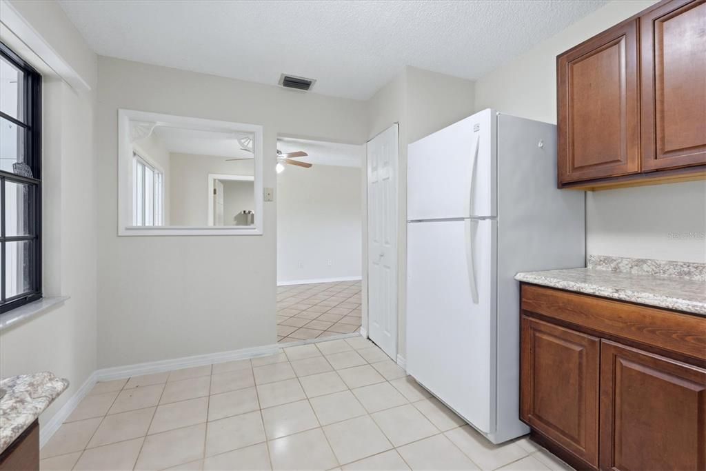 Active With Contract: $245,000 (2 beds, 2 baths, 936 Square Feet)
