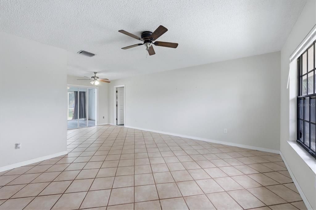 Active With Contract: $245,000 (2 beds, 2 baths, 936 Square Feet)