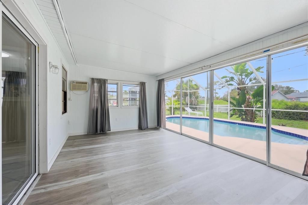 Active With Contract: $245,000 (2 beds, 2 baths, 936 Square Feet)