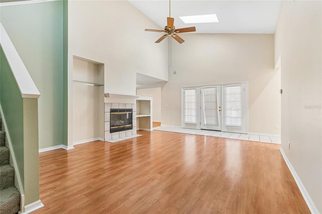 For Sale: $375,000 (3 beds, 3 baths, 1883 Square Feet)