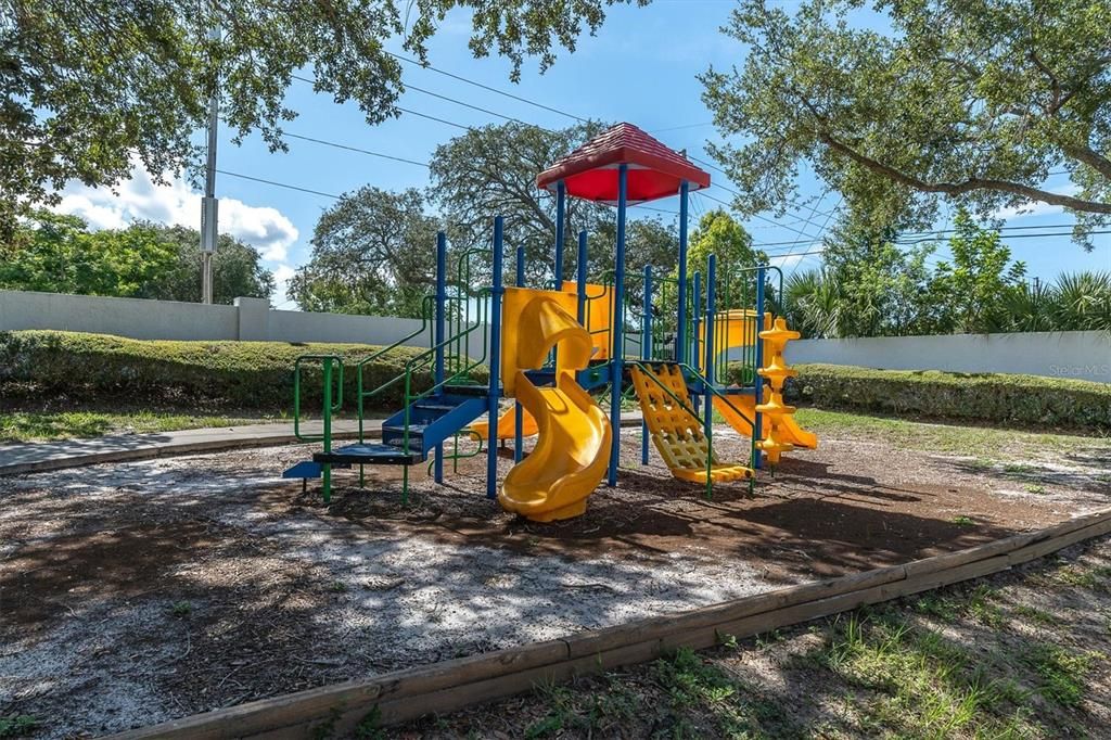 For Sale: $175,000 (2 beds, 2 baths, 1121 Square Feet)