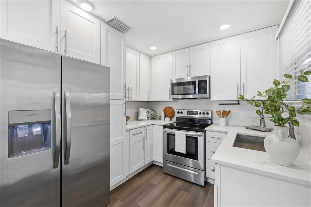 For Sale: $335,000 (2 beds, 1 baths, 786 Square Feet)