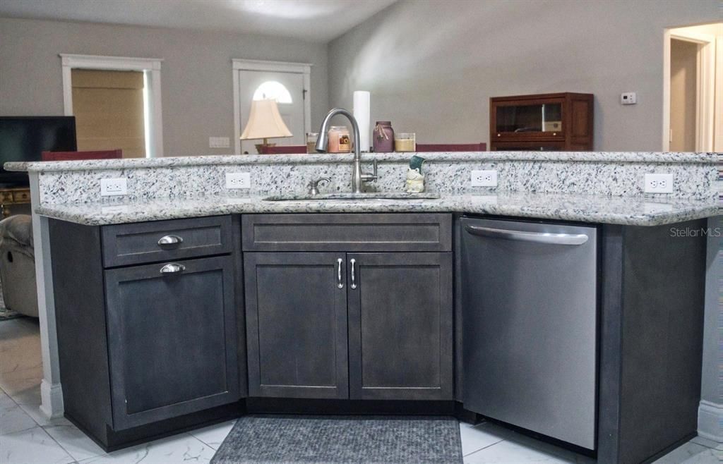 For Sale: $265,000 (2 beds, 2 baths, 1305 Square Feet)
