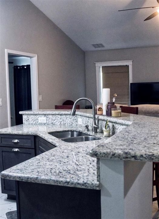 For Sale: $265,000 (2 beds, 2 baths, 1305 Square Feet)