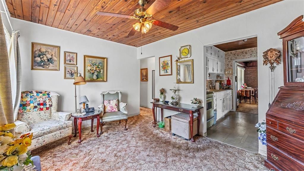 На продажу: $175,000 (2 спален, 1 ванн, 1235 Квадратных фут)