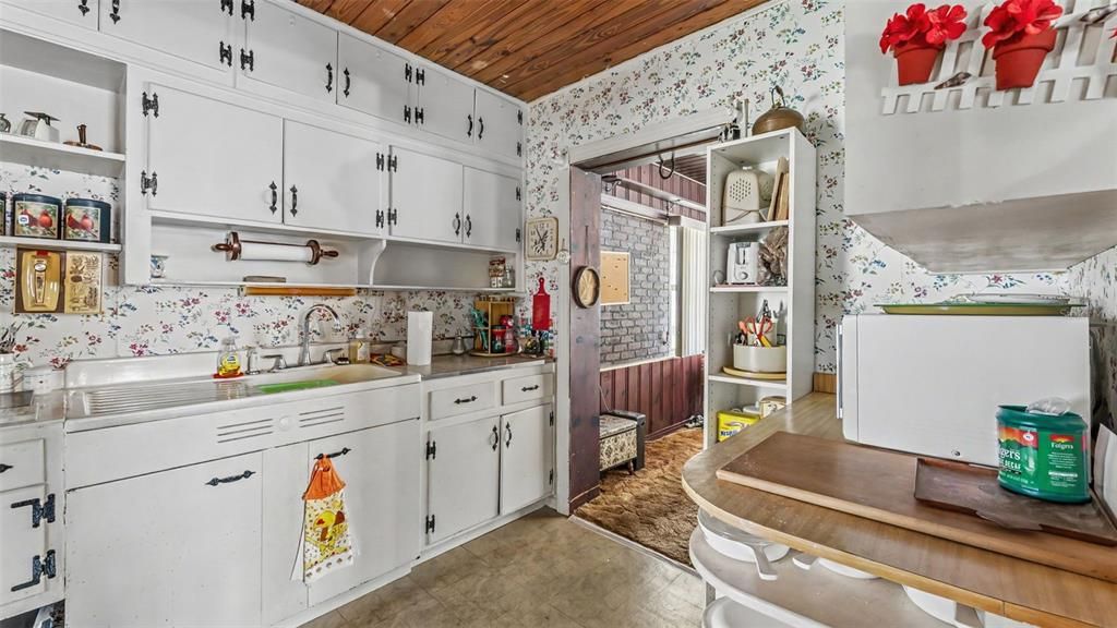 На продажу: $175,000 (2 спален, 1 ванн, 1235 Квадратных фут)