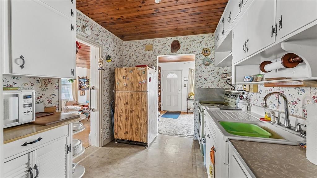 На продажу: $175,000 (2 спален, 1 ванн, 1235 Квадратных фут)