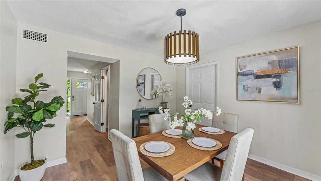На продажу: $419,900 (3 спален, 2 ванн, 1832 Квадратных фут)