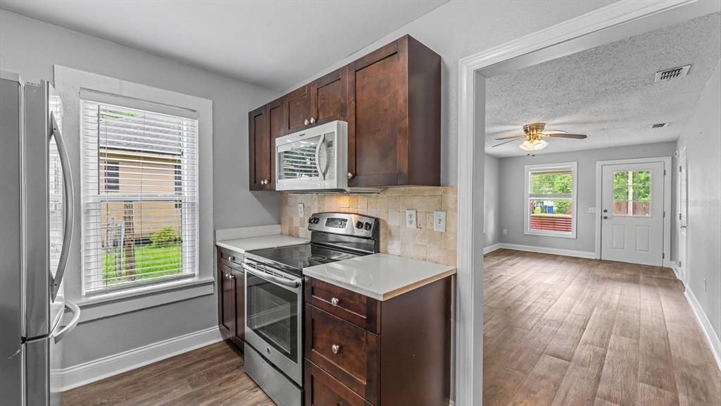 For Sale: $225,000 (2 beds, 1 baths, 660 Square Feet)