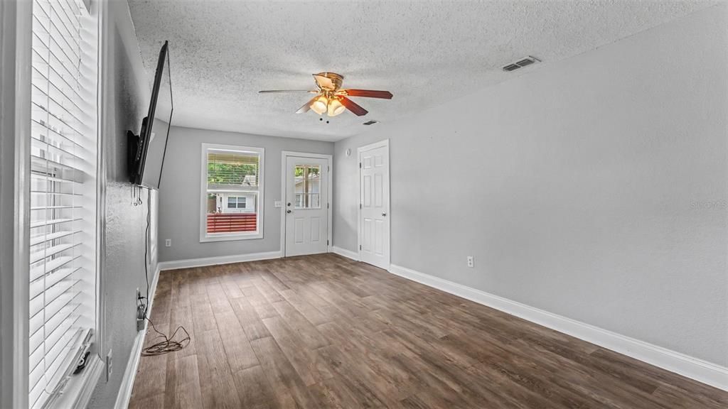 For Sale: $225,000 (2 beds, 1 baths, 660 Square Feet)