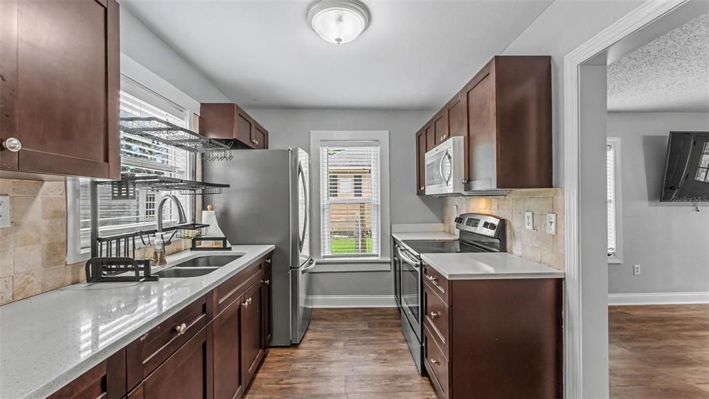 For Sale: $225,000 (2 beds, 1 baths, 660 Square Feet)