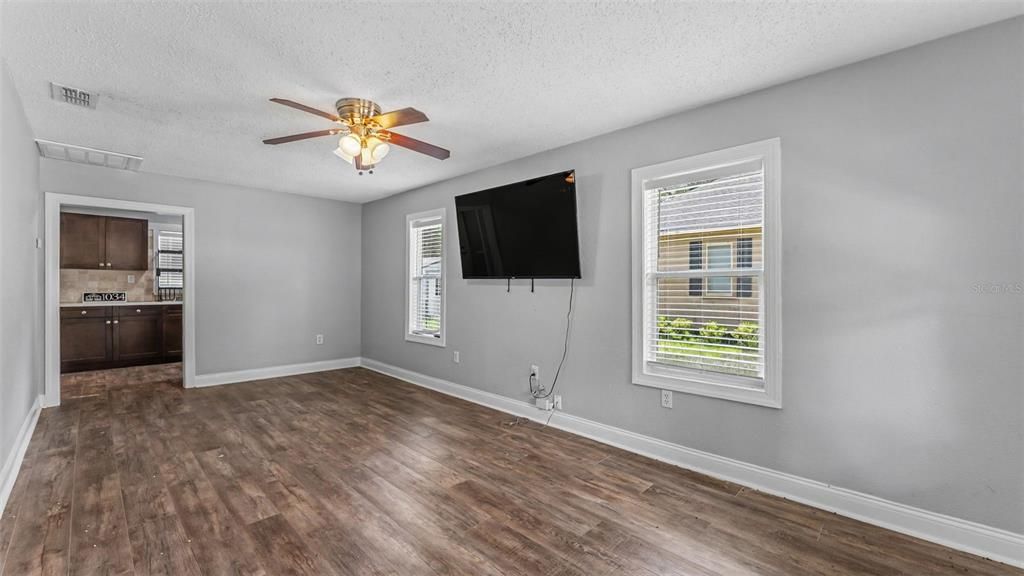 For Sale: $225,000 (2 beds, 1 baths, 660 Square Feet)