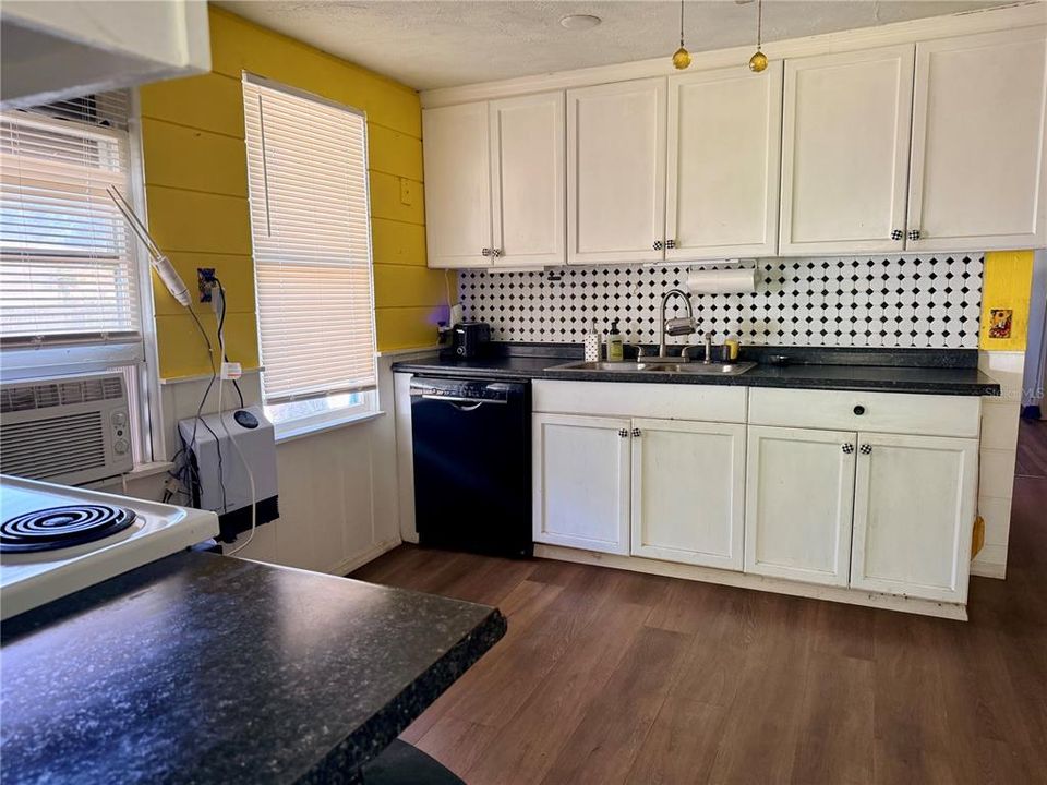 For Sale: $220,000 (3 beds, 3 baths, 1152 Square Feet)