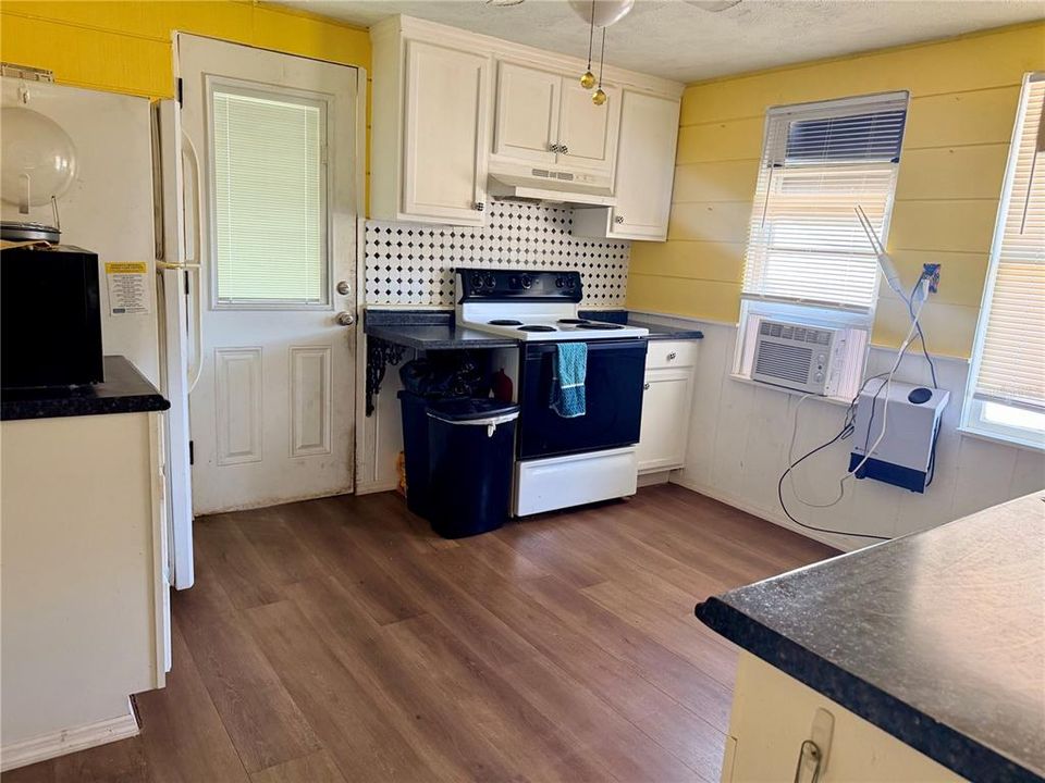 For Sale: $220,000 (3 beds, 3 baths, 1152 Square Feet)