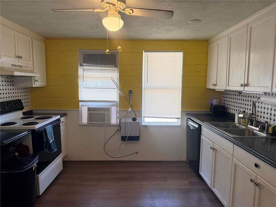 For Sale: $220,000 (3 beds, 3 baths, 1152 Square Feet)