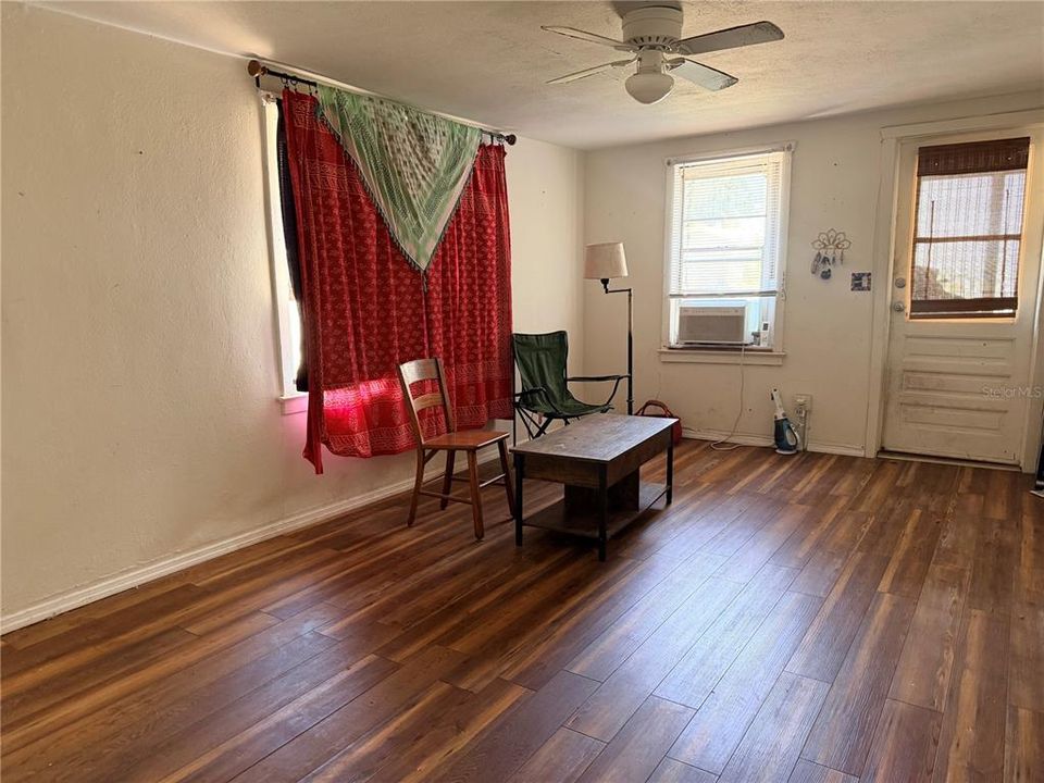 For Sale: $220,000 (3 beds, 3 baths, 1152 Square Feet)