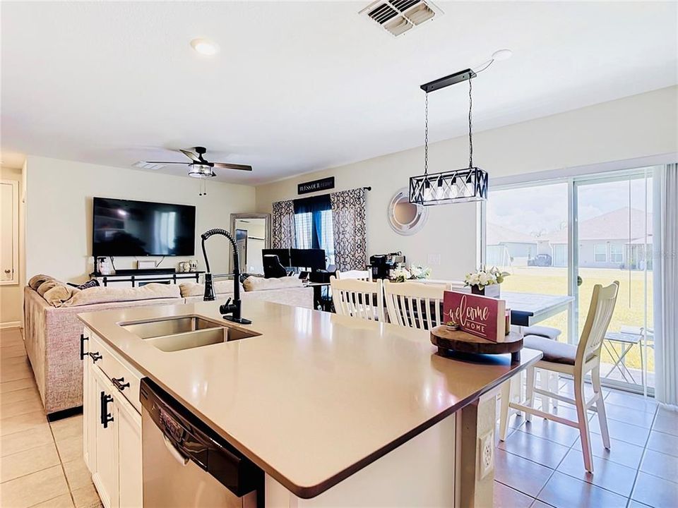 En Venta: $329,900 (3 camas, 2 baños, 1295 Pies cuadrados)