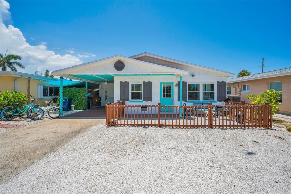 For Sale: $810,000 (2 beds, 2 baths, 888 Square Feet)