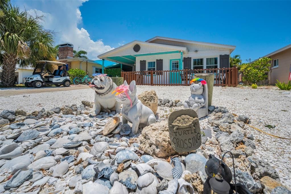 For Sale: $810,000 (2 beds, 2 baths, 888 Square Feet)