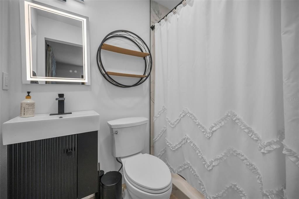 For Sale: $810,000 (2 beds, 2 baths, 888 Square Feet)