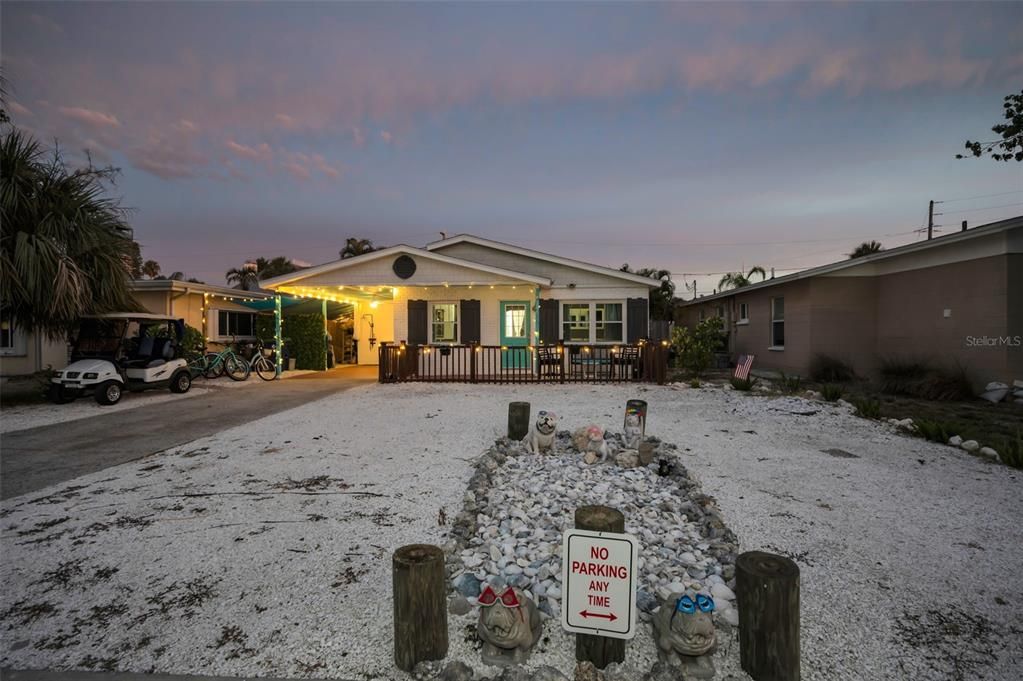 For Sale: $810,000 (2 beds, 2 baths, 888 Square Feet)