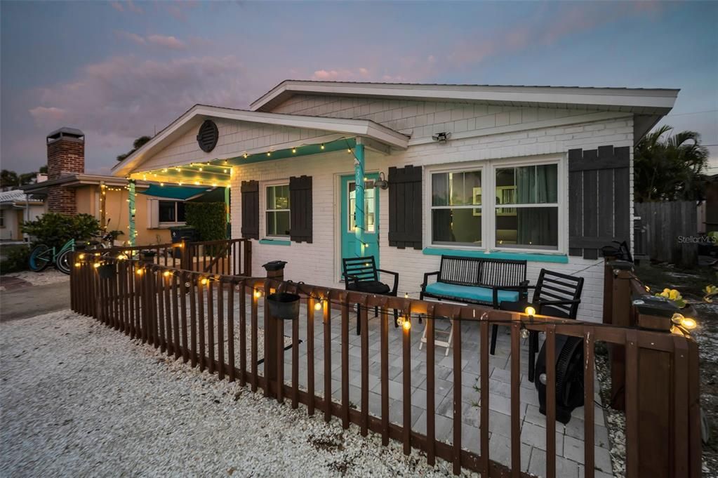 For Sale: $810,000 (2 beds, 2 baths, 888 Square Feet)