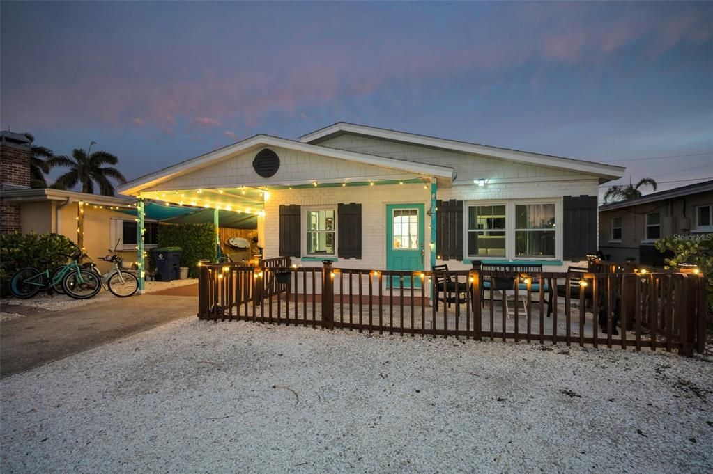 For Sale: $810,000 (2 beds, 2 baths, 888 Square Feet)