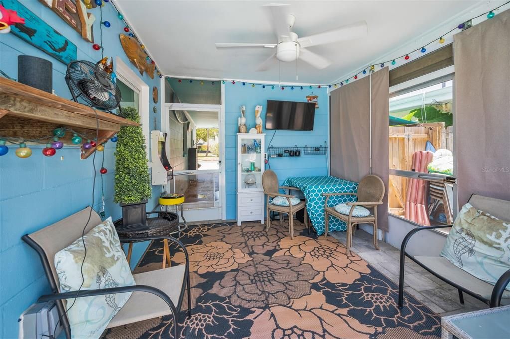 For Sale: $810,000 (2 beds, 2 baths, 888 Square Feet)