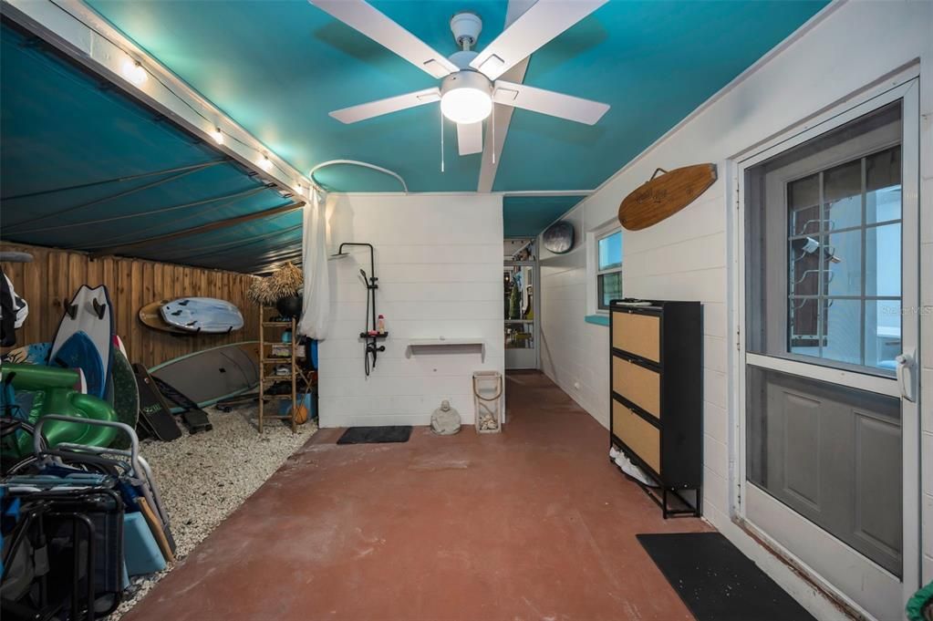For Sale: $810,000 (2 beds, 2 baths, 888 Square Feet)