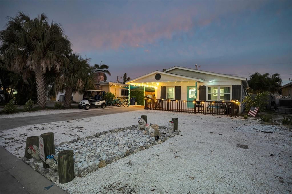 For Sale: $810,000 (2 beds, 2 baths, 888 Square Feet)