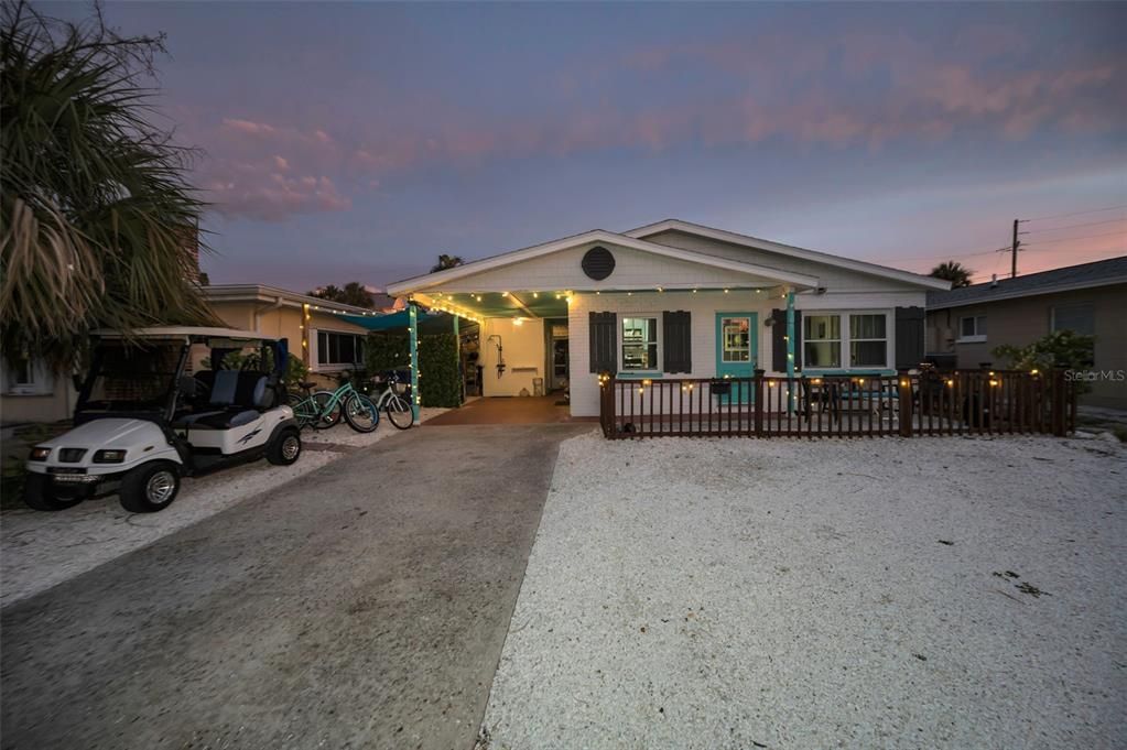 For Sale: $810,000 (2 beds, 2 baths, 888 Square Feet)