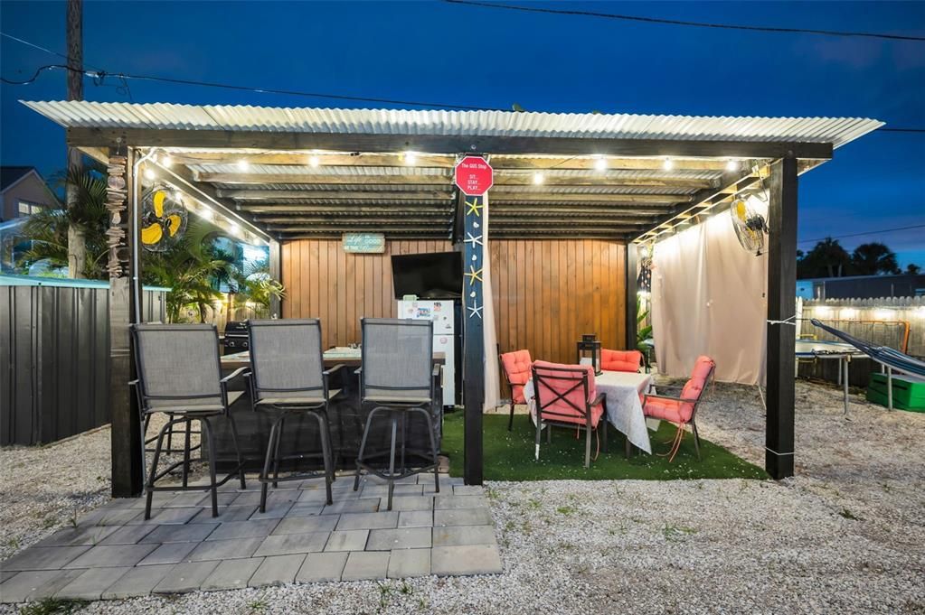 For Sale: $810,000 (2 beds, 2 baths, 888 Square Feet)