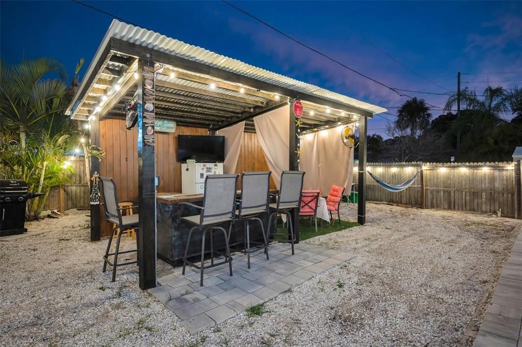 For Sale: $810,000 (2 beds, 2 baths, 888 Square Feet)