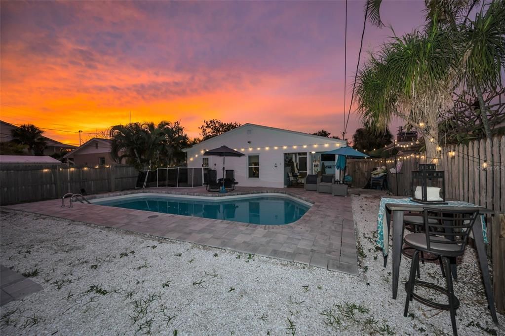 For Sale: $810,000 (2 beds, 2 baths, 888 Square Feet)