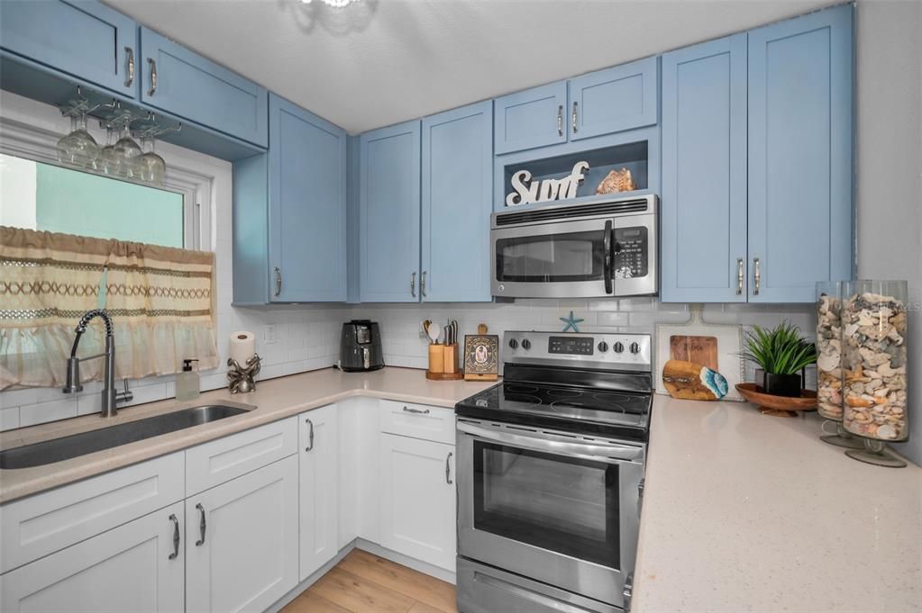For Sale: $810,000 (2 beds, 2 baths, 888 Square Feet)