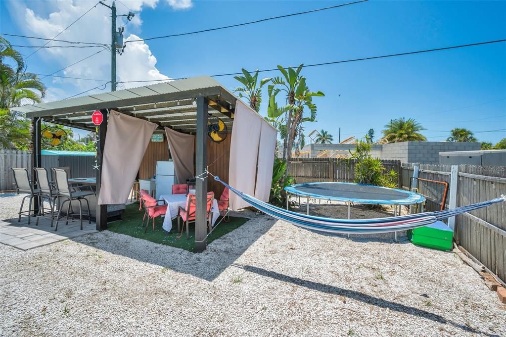 For Sale: $810,000 (2 beds, 2 baths, 888 Square Feet)